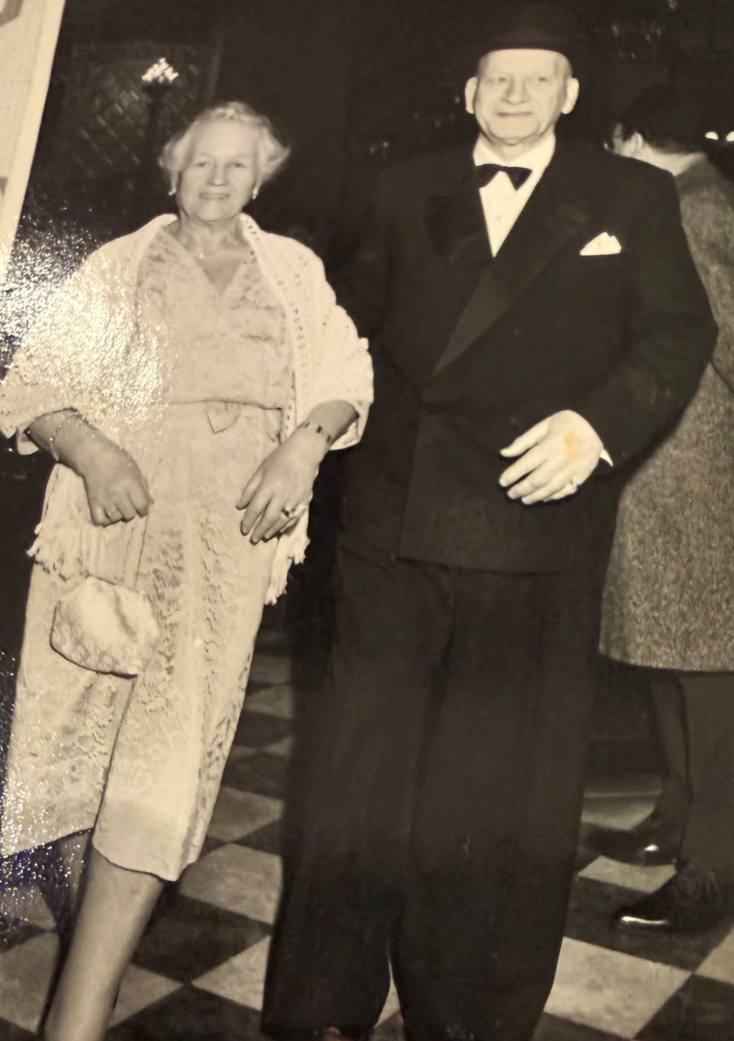 Det ældre ægtepar på det oprindelige familiefoto