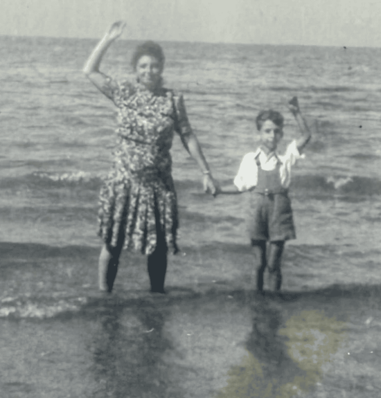 Mor og søn – originalfoto i sort-hvid