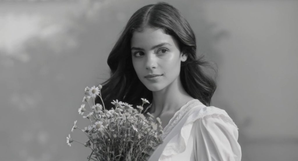 Sort-hvidt portræt af kvinde med blomster